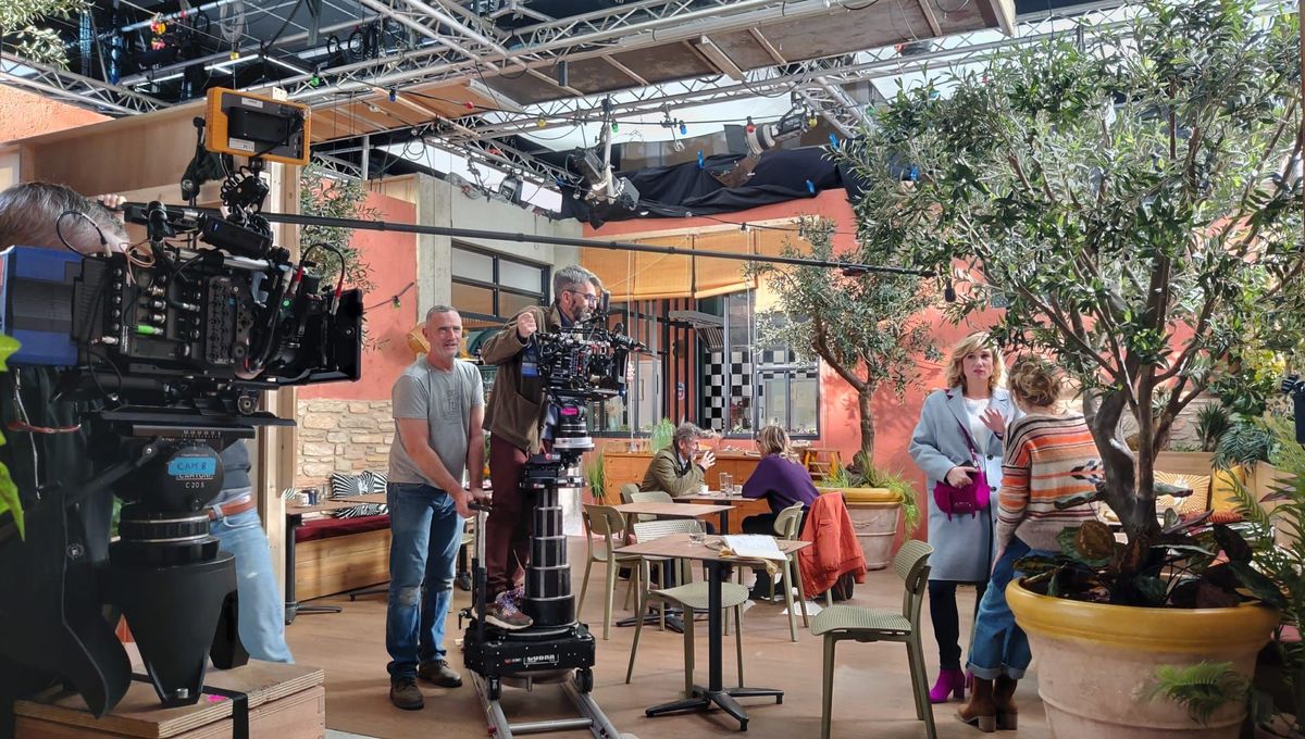 Tournage d'une scène de la série entre les personnages de Jennifer et Barbara, le 6 janvier 2025, au studio du Pôle média de la Belle de Mai