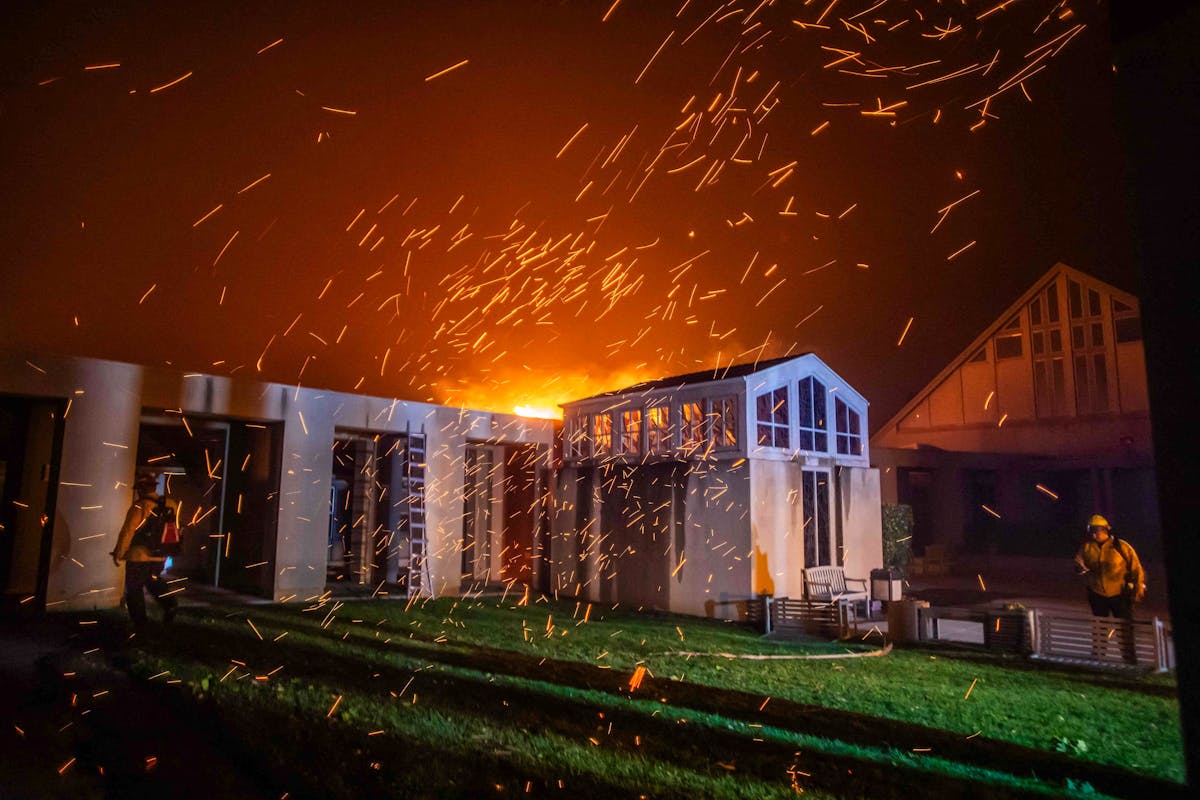 Les vitesses extrêmes des Santa-Ana exacerbent les incendies et compliquent les opérations de lutte contre le feu. (Image : Église presbytérienne Pacific Palisades, Los Angeles, le 8 janvier 2025)