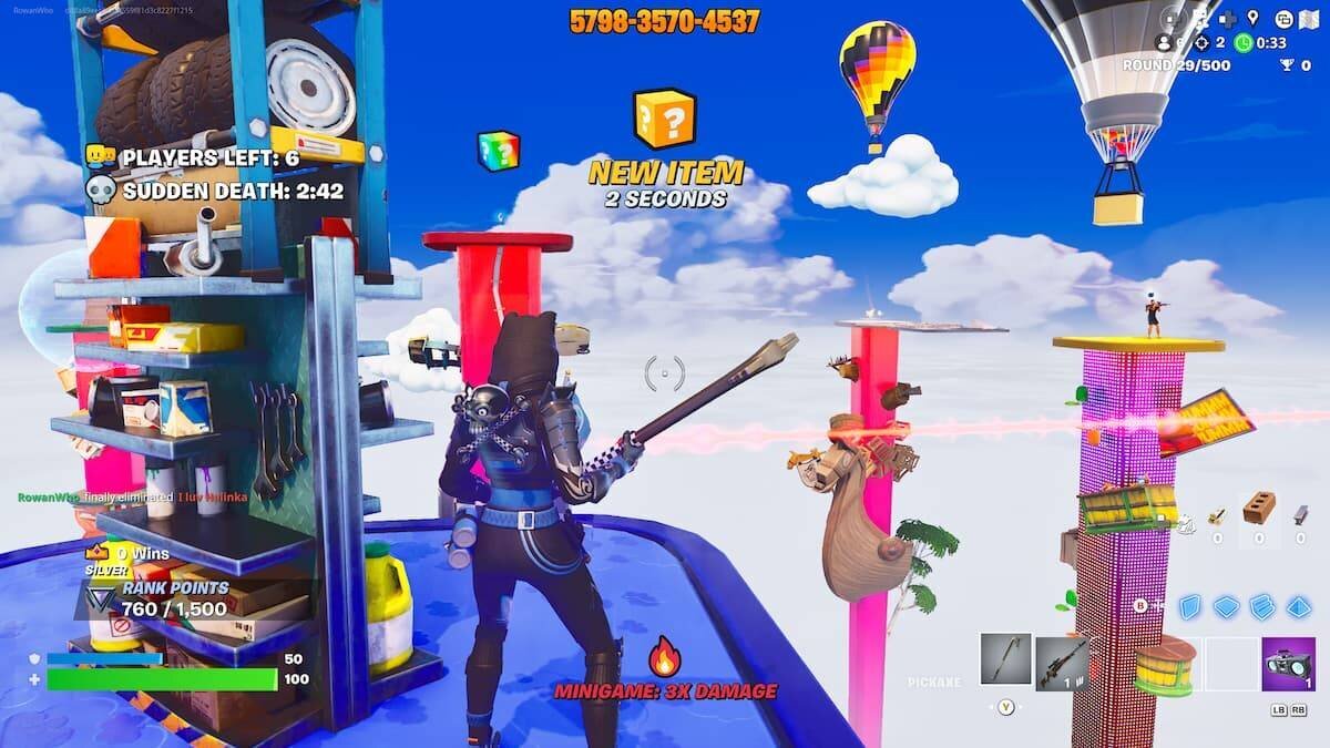 Un joueur de Fortnite observant un jeu Pillars coloré