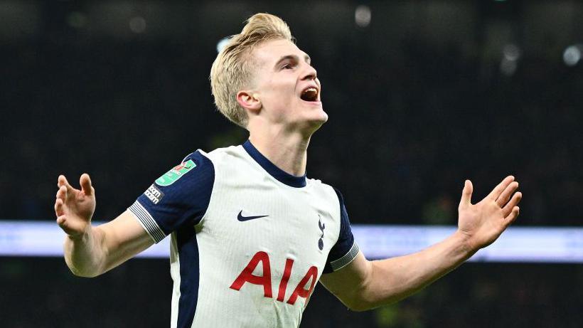 Lucas Bergvall célèbre son but pour Tottenham