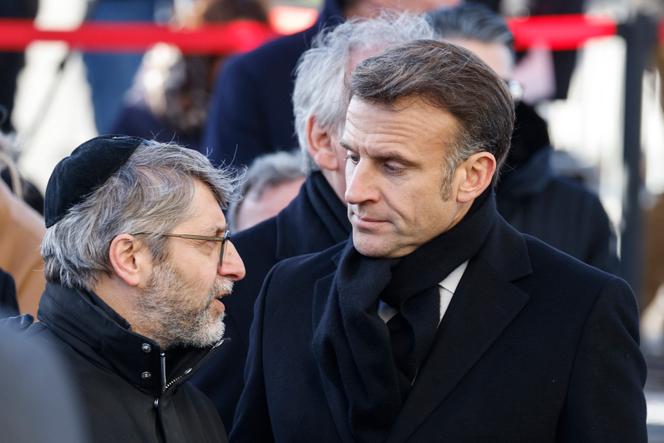 Emmanuel Macron avec le grand rabbin de France, Haïm Korsia, à Paris, le 7 janvier 2025.