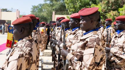 Des militaires tchadiens à N'Djamena, lors d'une parade, le 8 janvier 2024. (JORIS BOLOMEY / AFP)
