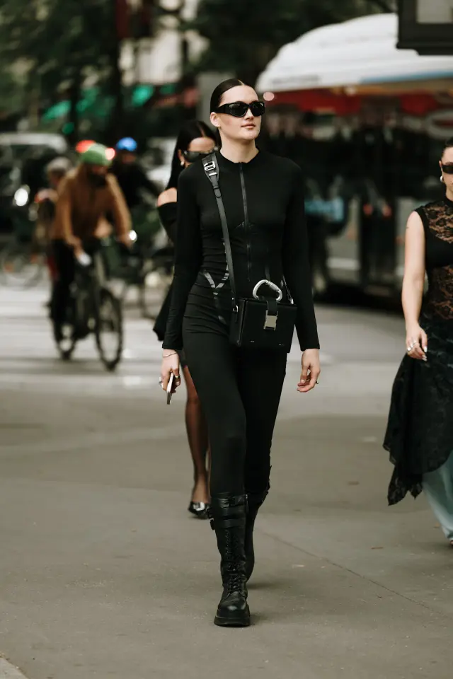 Look de street style avec pantalons skinny et bottes