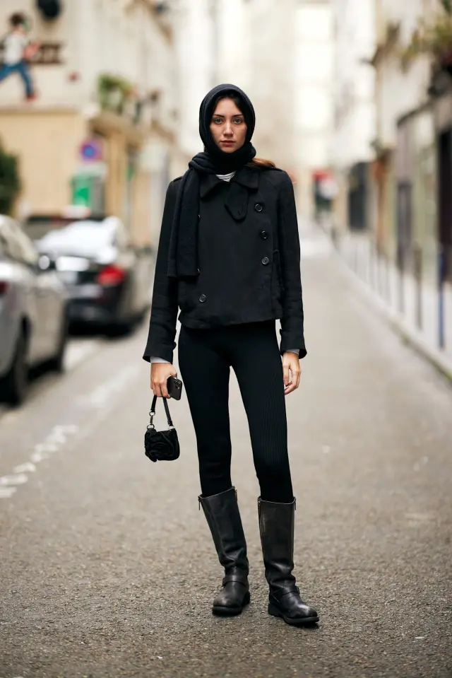 Look de street style avec pantalons skinny et bottes hautes