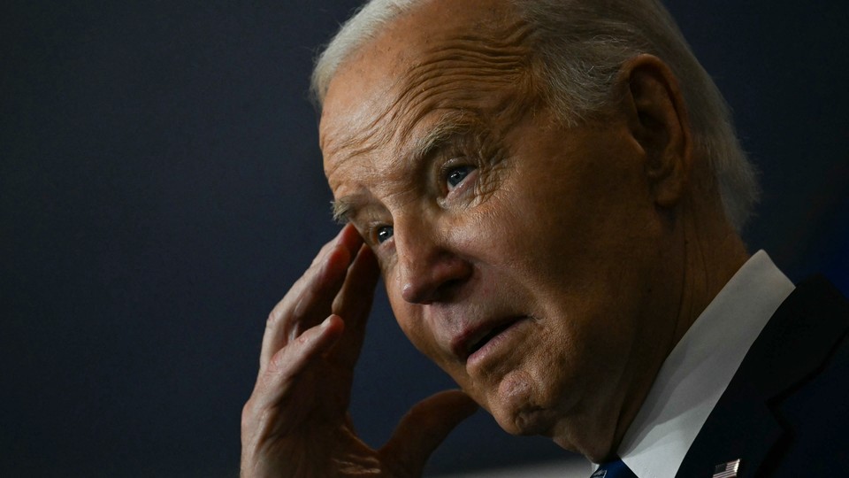 Joe Biden touchant sa tempe lors de ses remarques