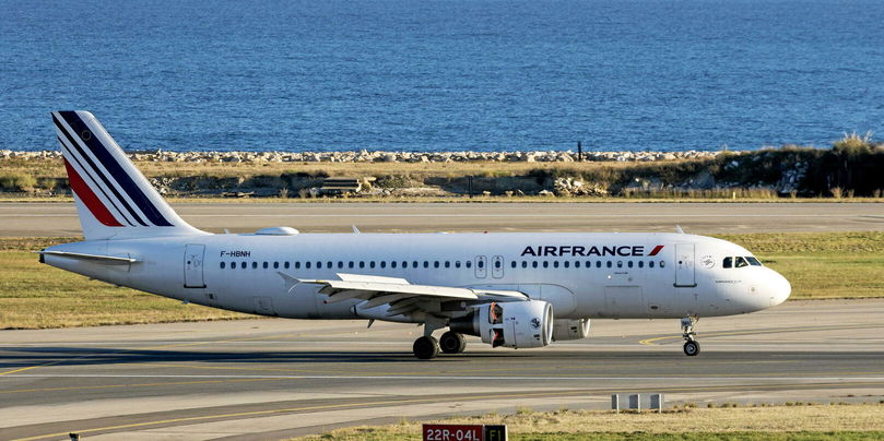 Un Airbus A320-214 d'Air France sur la piste de l'aéroport de Nice-Côte d'Azur, en décembre 2024.