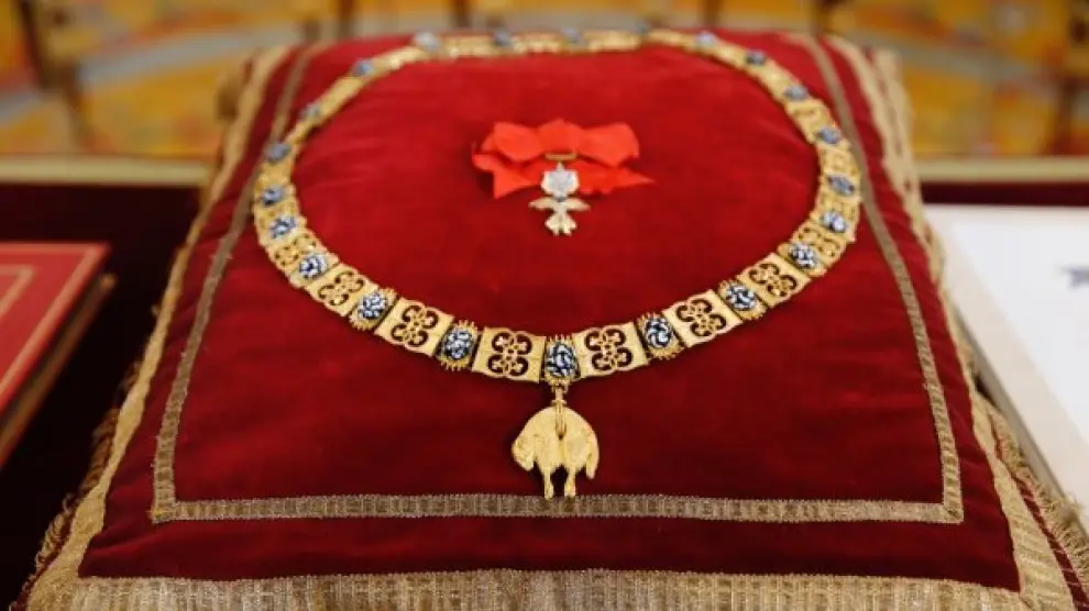 Toisón de Oro que reçoit la Reine Sofía