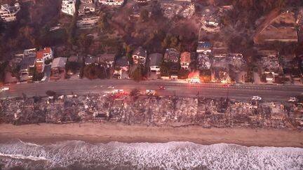 Des maisons détruites dans les incendies du Palisades Fire, près de Los Angeles, le 9 janvier 2025. (MARIO TAMA / GETTY IMAGES NORTH AMERICA / AFP)
