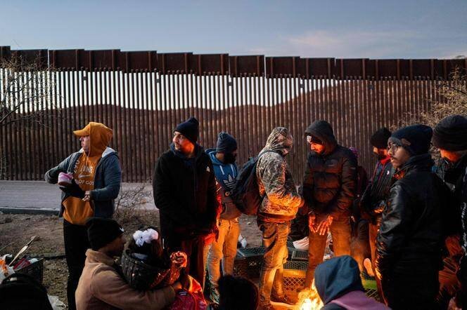 Des migrants en provenance du Mexique, de l’Inde et de l’Equateur se réchauffent près d’un feu.