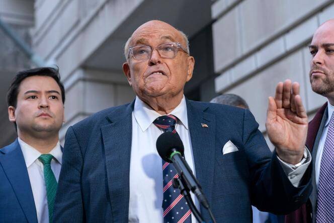 Rudy Giuliani à la sortie du tribunal, à Washington, le 10 janvier 2025.