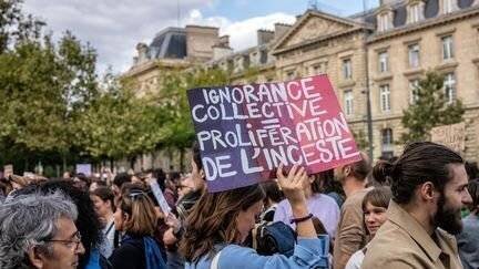 Une pancarte lors d'une manifestation contre les victimes de violences sexuelles, le 14 septembre 2024 à Paris.