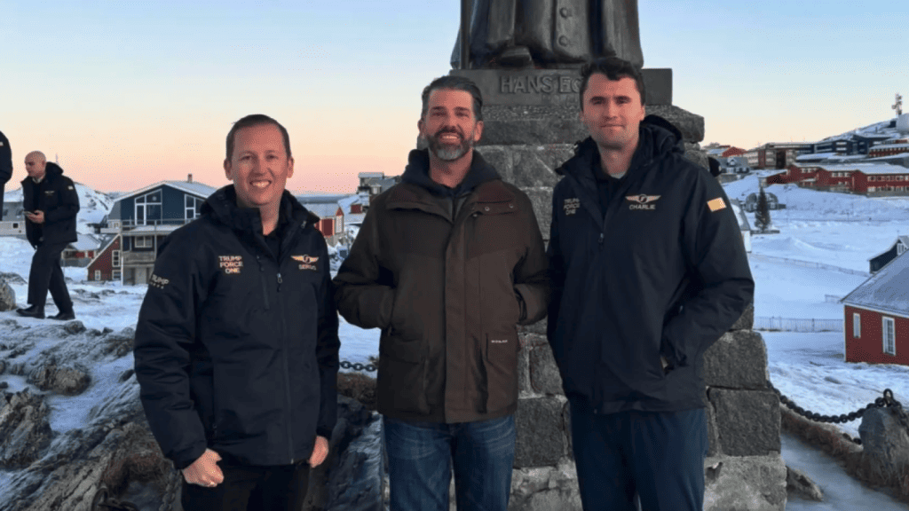 Donald Trump Jr. devant la statue de Hans Egede à Nuuk, Groenland, lors d'une visite privée.