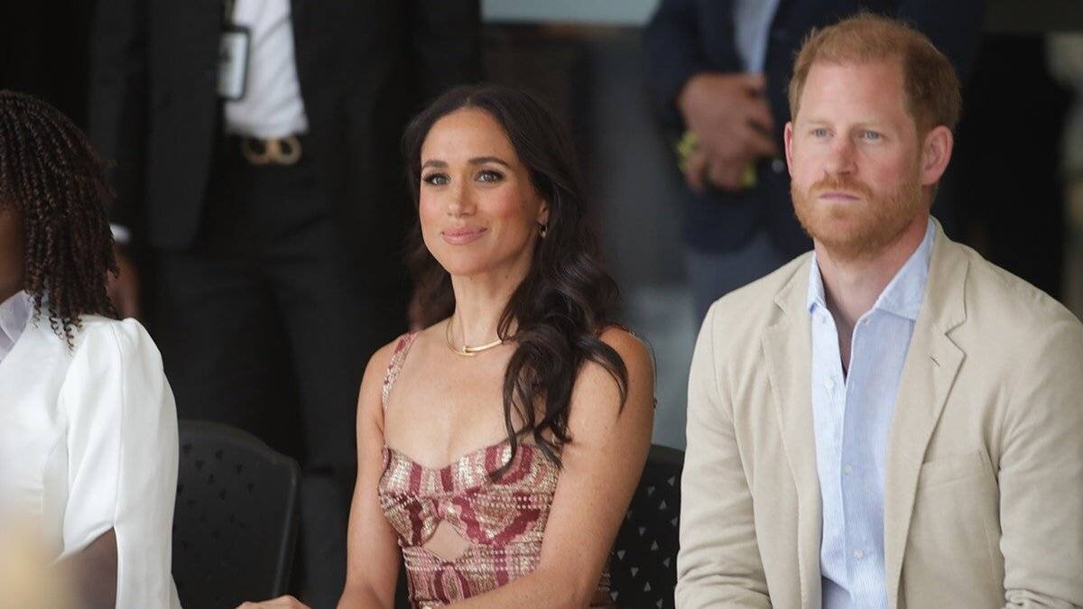 Prince Harry et Meghan Markle assis ensemble.