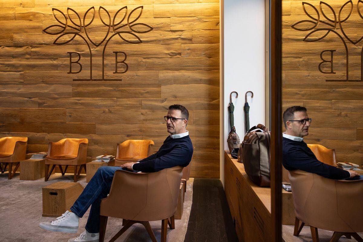 Flaviano Bencivenga assis dans son magasin Benci Brothers à Zurich.