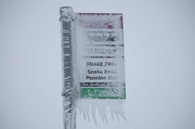 Glace suspendue à un abribus sur Snake Pass dans le Derbyshire, Royaume-Uni, 09 janvier 2025.