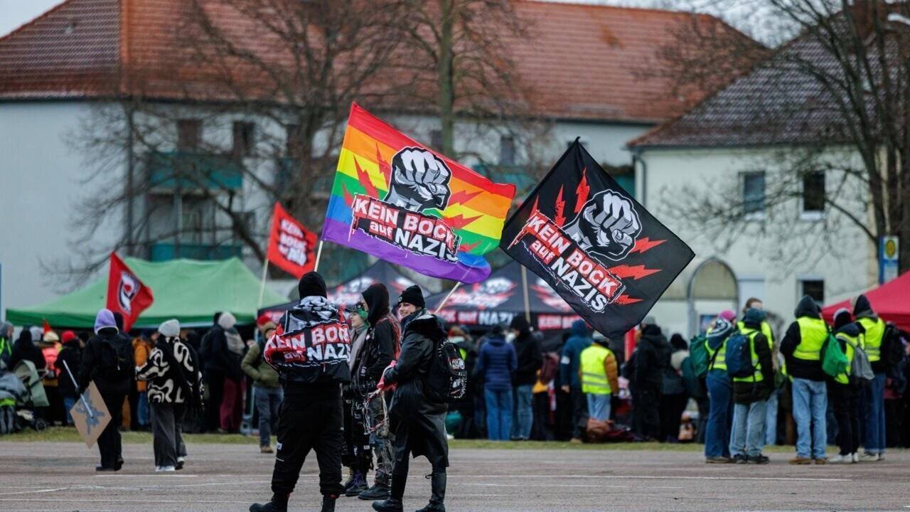 Des manifestants rassemblés contre un congrès du parti d'extrême droite allemand AfD à Riesa, dans l'est du pays, le 11 janvier 2025