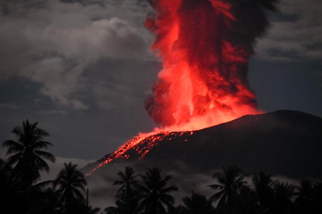 Le mont Ibu, en Indonésie, pris en photo le 11 janvier 2025.