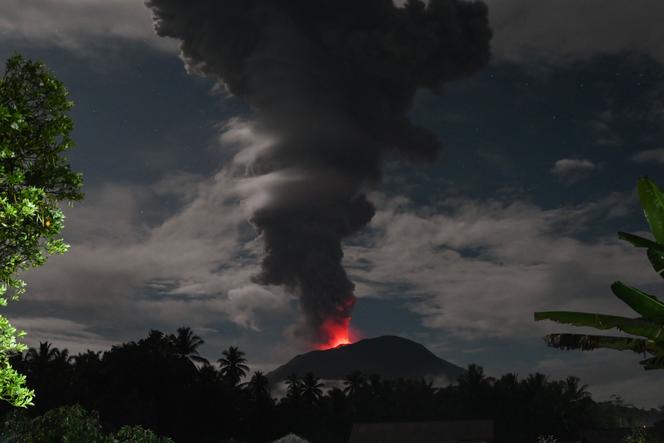 Le mont Ibu, en Indonésie, pris en photo le 11 janvier 2025.