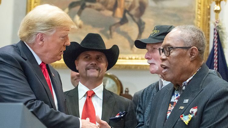 Sam Moore avec Donald Trump lors d'une cérémonie en 2018
