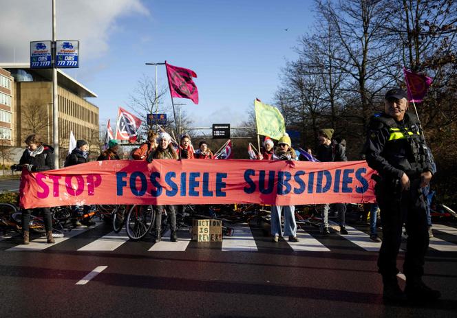 Des militants pour le climat d’Extinction Rebellion manifestent à La Haye, samedi 11 janvier 2025, pour que le gouvernement néerlandais arrête de subventionner les énergies fossiles.