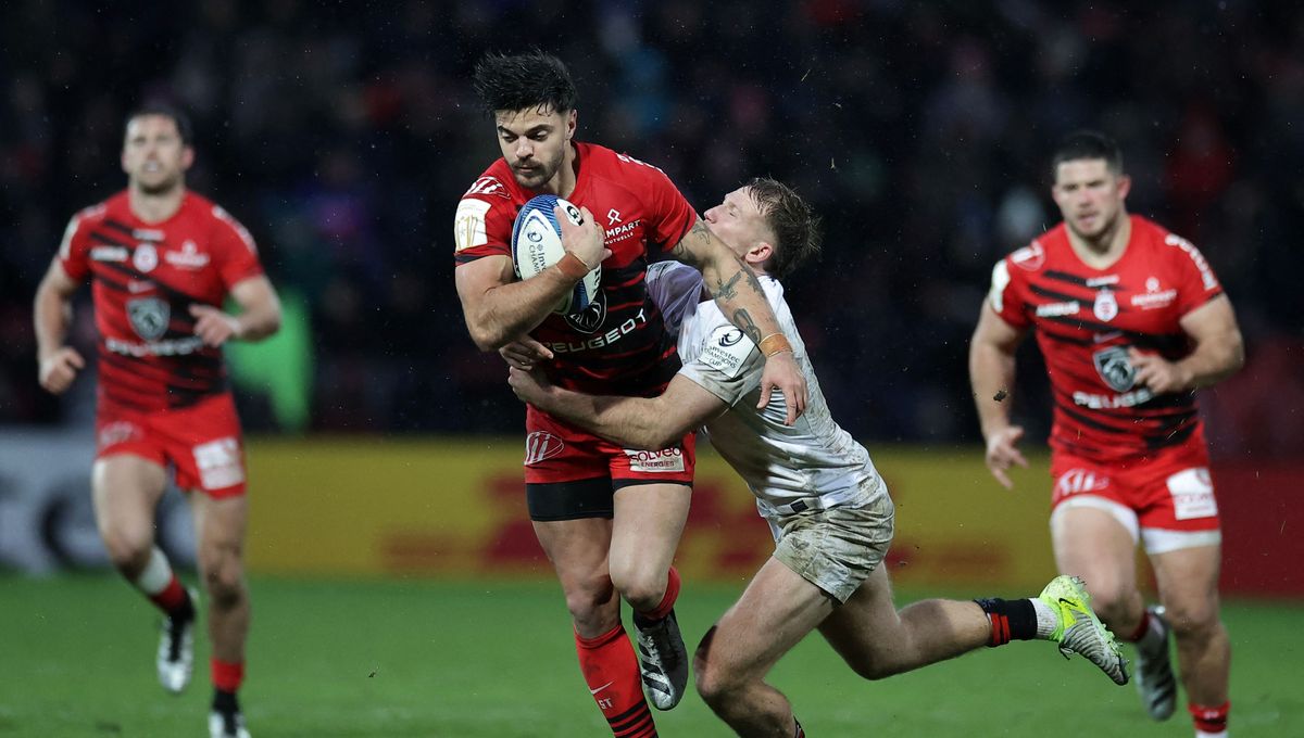 Romain Ntamack, ballon en main, demi d'ouverture du Stade Toulousain.