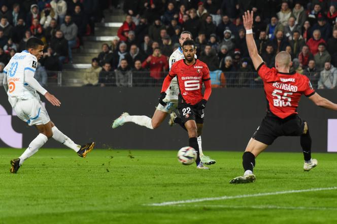 Le Marseillais Mason Greenwood (à gauche) marque le premier but de son équipe, à Rennes, le 11 janvier 2025.