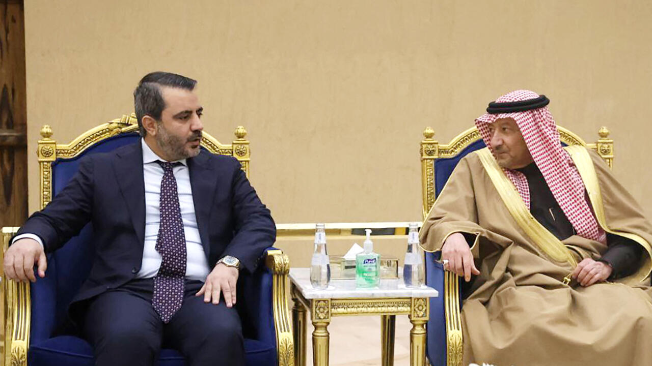 Le vice-ministre saoudien des Affaires étrangères Waleed al-Khereiji lors d'une réunion avec le nouveau ministre syrien des Affaires étrangères, Assaad al-Shibani.