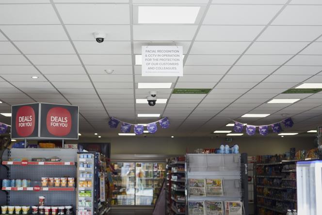 Vidéosurveillance dans un supermarché utilisant Facewatch à Bristol, Royaume-Uni, le 28 juin 2023.