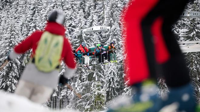 Freizeit-Wintersport: Rund 20 Skigebiete im Sauerland hatten am Wochenende geöffnet. 80 Ski- und Rodellifte waren in Betrieb.