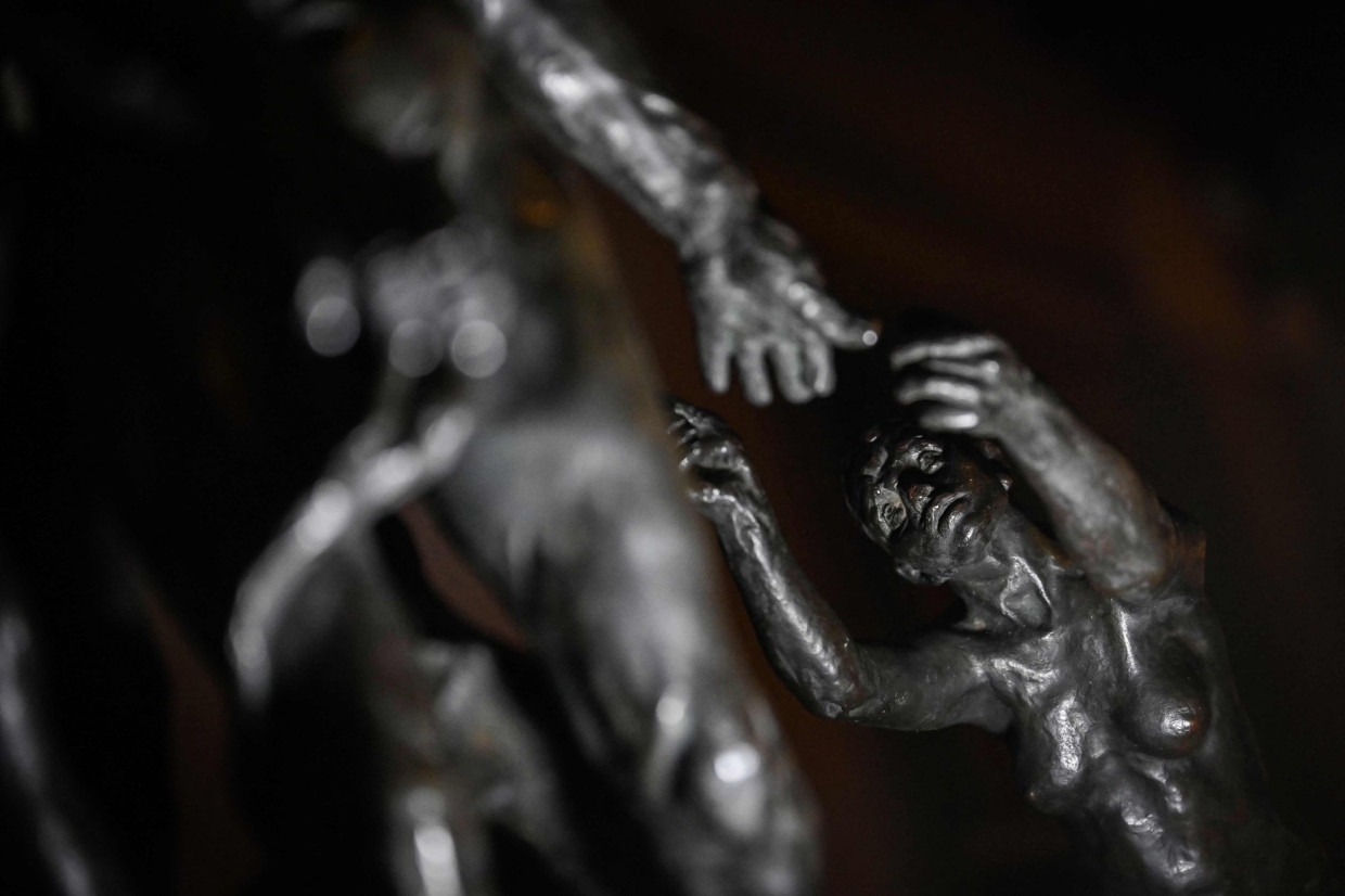 Détail de 'L’Âge mûr' de Camille Claudel, montrant la séparation des mains