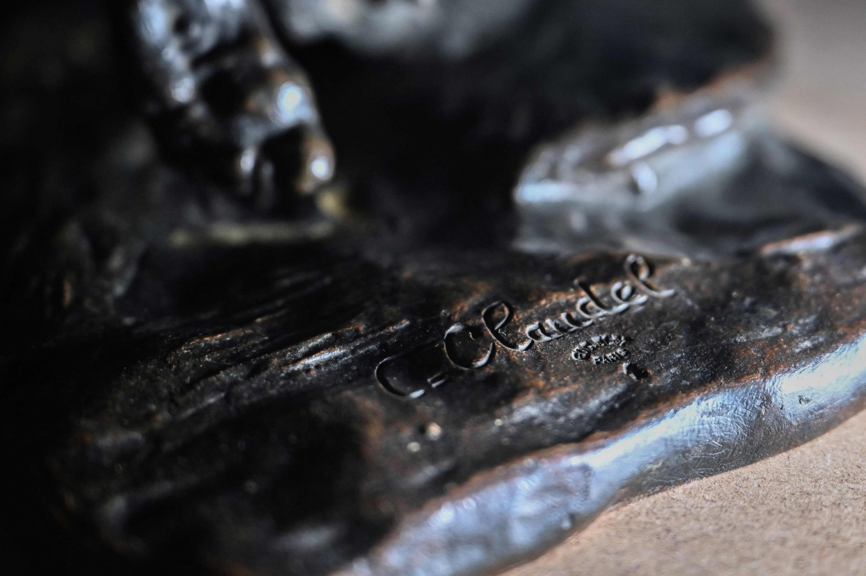 Signature de Camille Claudel sur la sculpture 'L’Âge mûr'