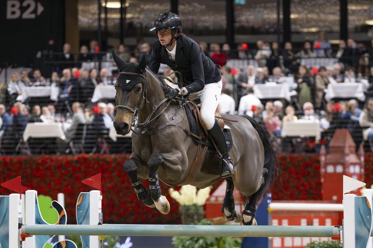 Martin Fuchs avec son cheval Commissar Pezi lors du FEI Jumping World Cup à Bâle.