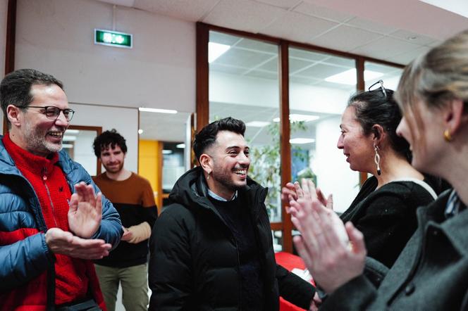 Lyes Louffok (candidat du Nouveau Front populaire) entouré de son équipe de campagne après l’annonce des résultats, à Grenoble, le 12 janvier 2025.