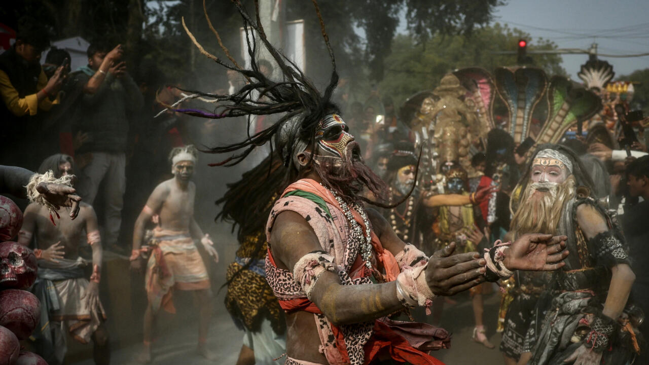 Des fidèles hindous dansent lors d'une procession religieuse avant le festival Kumbh Mela à Prayagraj, Inde, le 10 janvier 2025.