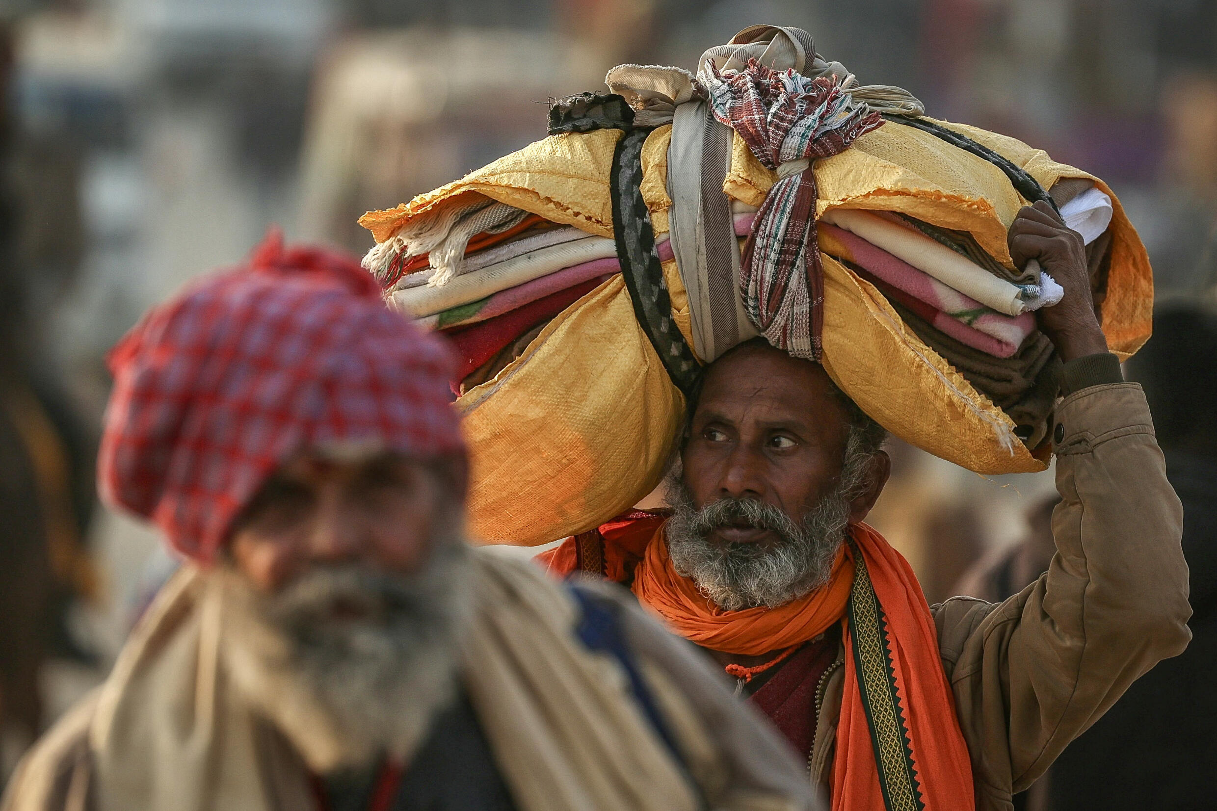 Des pèlerins hindous arrivent à Sangam, le confluent des rivières Gange, Yamuna et Saraswati, avant le festival Kumbh Mela.