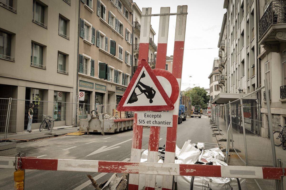 Chantier sur le boulevard du Pont d’Arve à Genève, avec des barrières de sécurité et un panneau indiquant ’Sauf SIS et chantier’.
