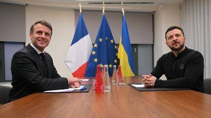 Emmanuel Macron et le président ukrainien Volodymyr Zelensky, à Bruxelles, le 18 décembre 2024. (NICOLAS TUCAT / AFP)