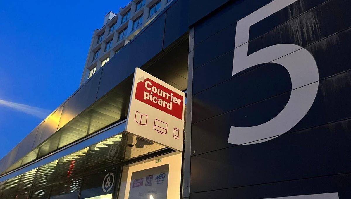 Devant le siège du Courrier Picard, à Amiens