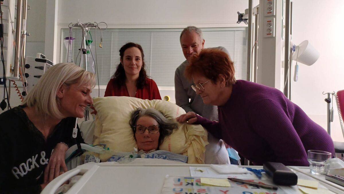 Karine Brailly, entourée de sa mère, son frère, sa sœur et son auxiliaire-de-vie, la veille du début de la sédation.