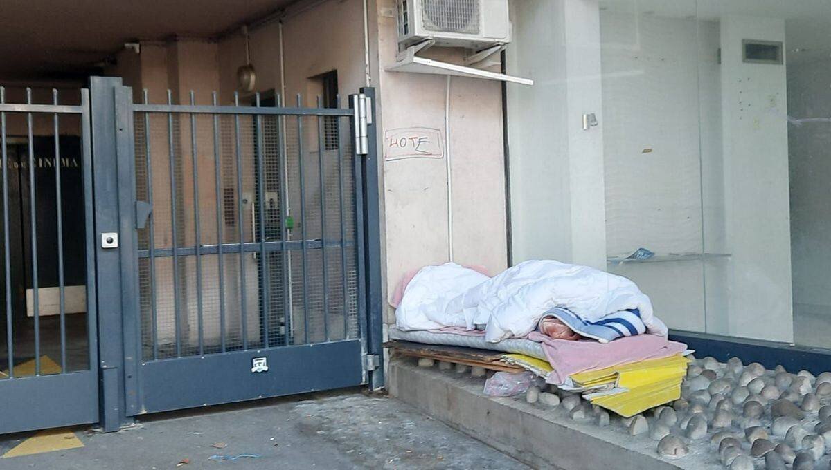 Un lit de fortune installé dans une entrée de garage, à deux pas de la gare de Dijon