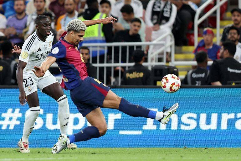 Ferland Mendy face à l'attaque de Barcelone