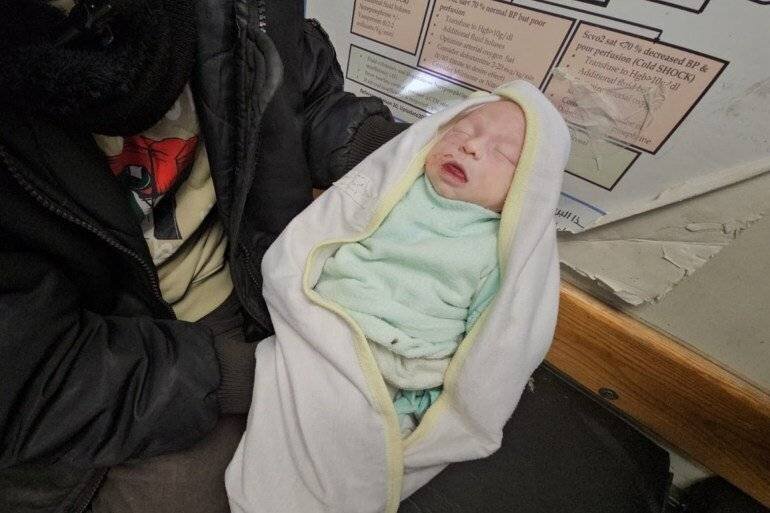 Aïcha, victime du froid dans les tentes de réfugiés au sud de Gaza