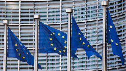 Des drapeaux européens devant le siège de la Commission européenne, à Bruxelles, le 11 octobre 2022.