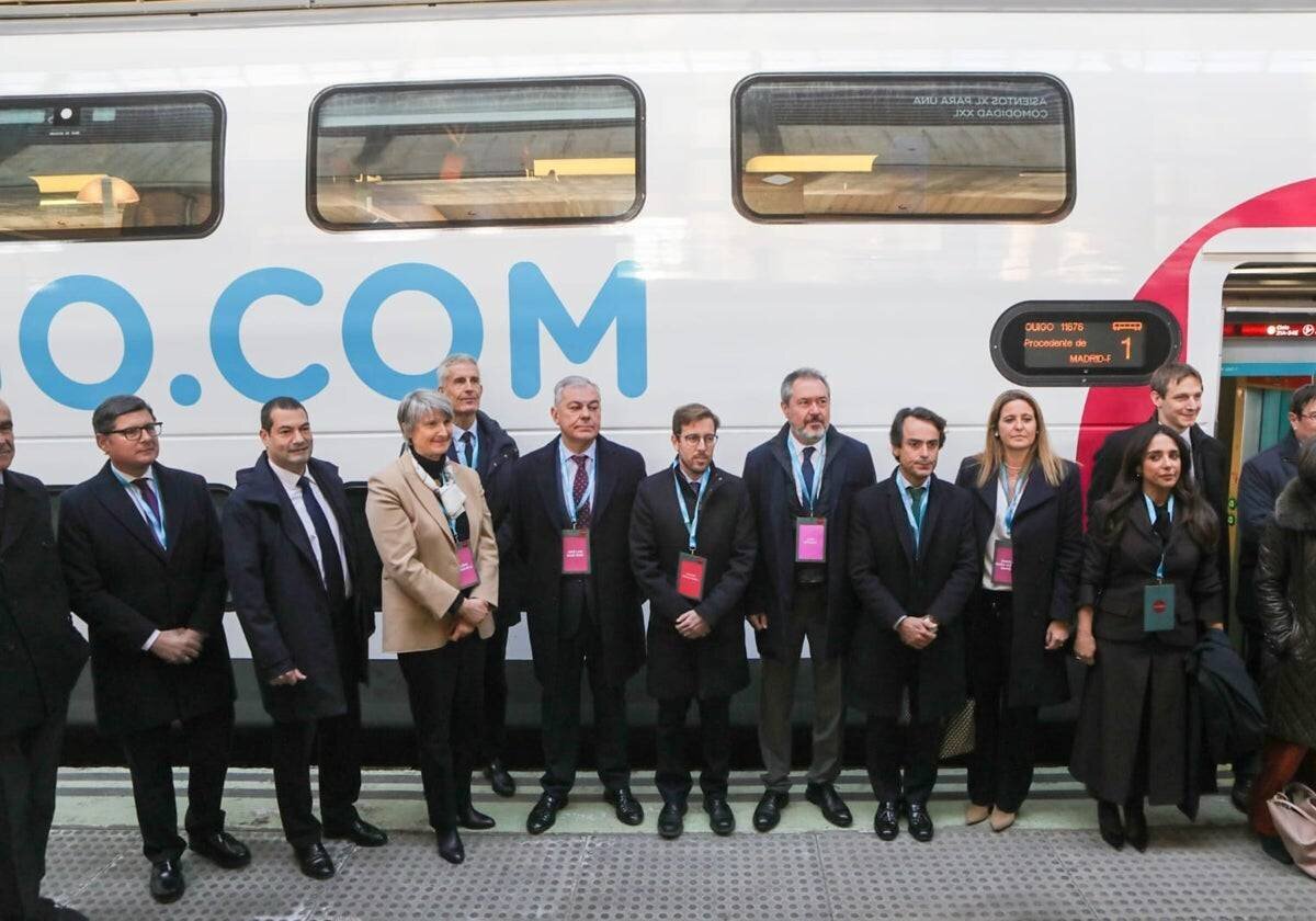 Le maire de Séville, José Luis Sanz, lors de la présentation des trains Ouigo.