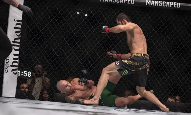 Islam Makhachev noque a Alexander Volkanovski en UFC 294
