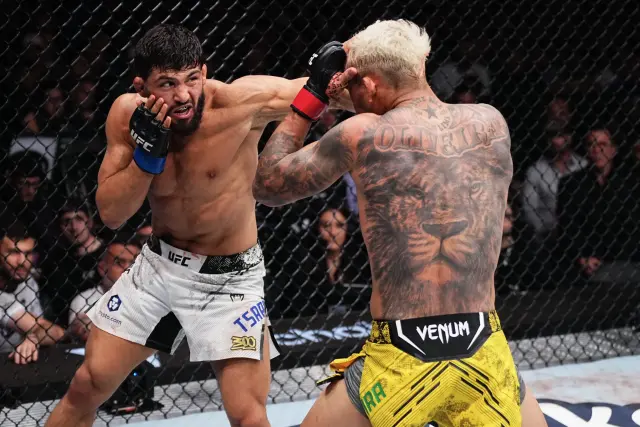 Arman Tsarukyan et Charles Oliveira lors de l'UFC 300