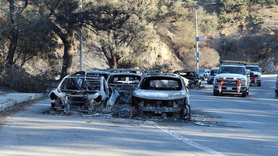 Voitures brûlées à Pacific Palisades