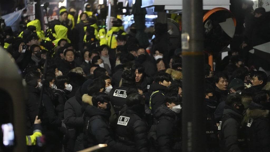 La police en confrontation avec les partisans de Yoon devant son palais.