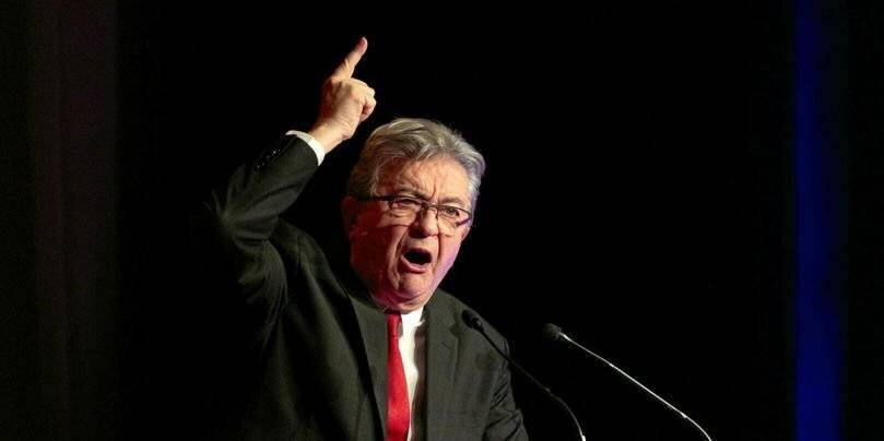 Jean-Luc Mélenchon prononce un discours lors d'un meeting, à Redon, le 9 décembre 2024.