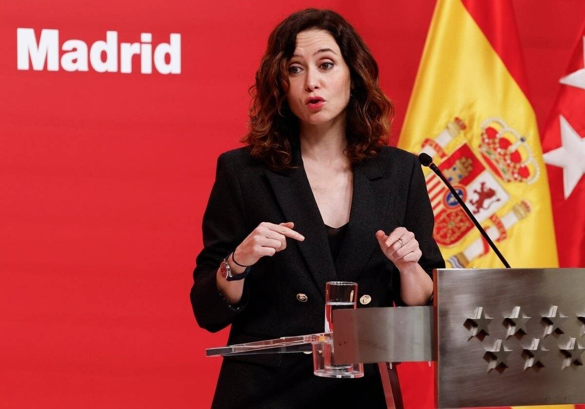 Isabel Díaz Ayuso lors d'une conférence de presse